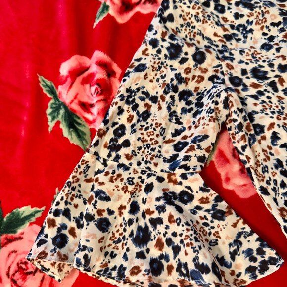 ASTR The Label Blue Multi Leopard Belle Ruffle Sleeve Blouse Women’s Medium - Picture 6 of 15